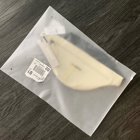 ✅SOLD✅ NWT FOG Essentials Waterproof Slingbag - Picture 2 of 6